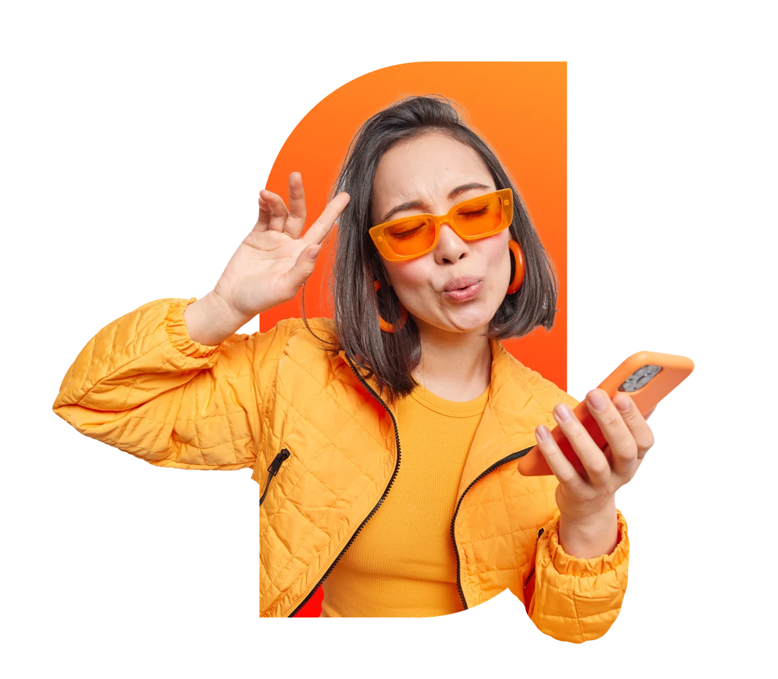 Composição da W5 com modelo de óculos laranja usando um celular