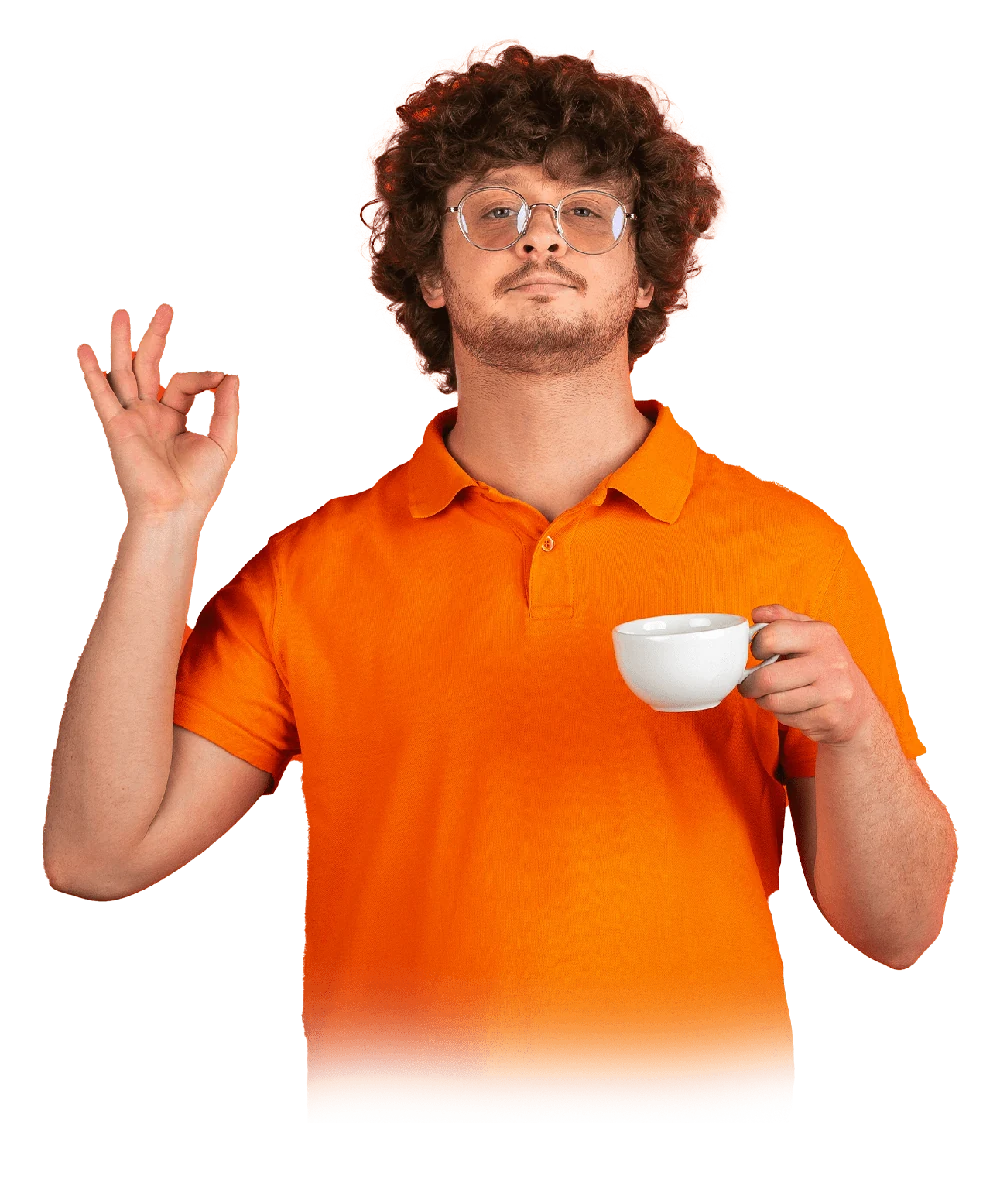 Modelo de camisa laranja com uma xícara, na composição criativa da W5